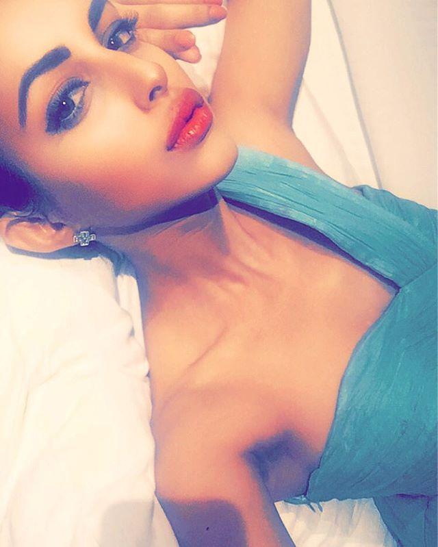 Mind Blowing Priya Banerjee Hot Cleavage & Navel Show Photos