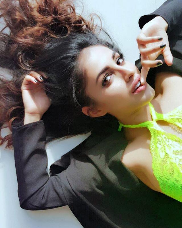 Mind Blowing Priya Banerjee Hot Cleavage & Navel Show Photos