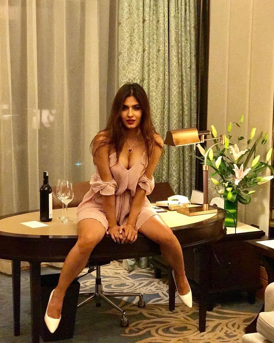 Model Karishma Sharma Hot Instagram Photos Goes Viral