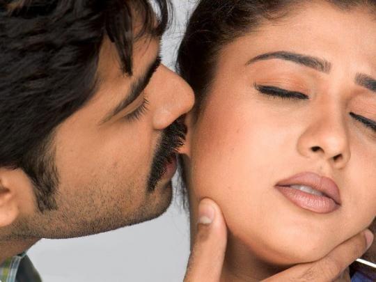 Nayanthara Unseen Romance Hot Kissing PHOTOS