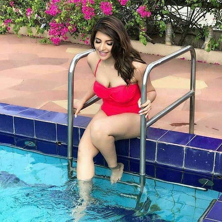 Oh-La-La! Shama Sikander again spreads hotness on the internet Bikini Photos