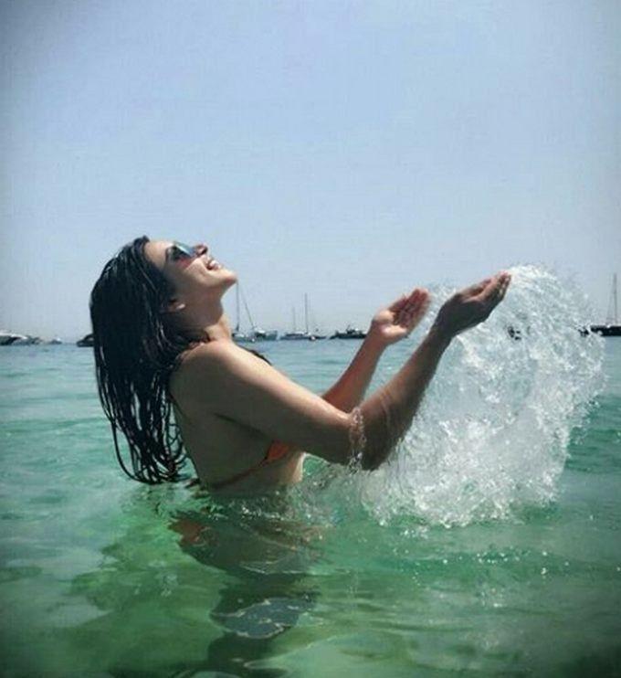 Oh-La-La! Shama Sikander again spreads hotness on the internet Bikini Photos