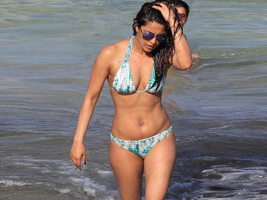 Priyanka Chopra's New Bikini Pictures is Breaking The Internet