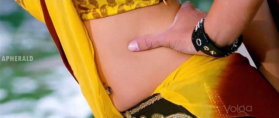 Samantha Hot & Sexy Deep Cleavage & Navel Show Stills