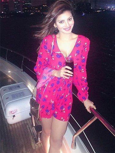 See Rare & Unseen Stunning pics of Urvashi Rautela too HOT!