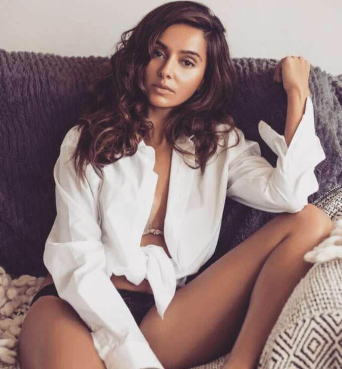 Shibani Dandekar Hot Bikini Photos are to Hot too Handle!