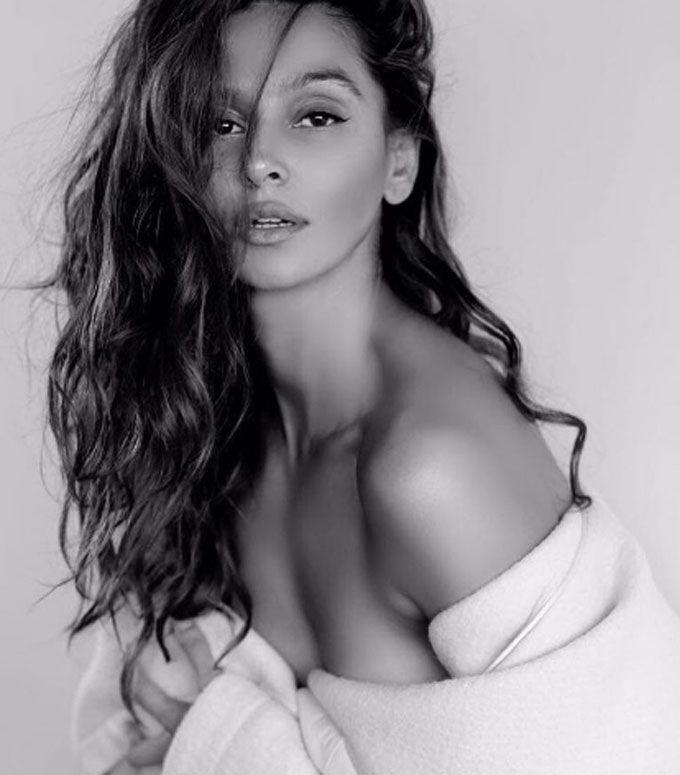 Shibani Dandekar Hot Bikini Photos are to Hot too Handle!