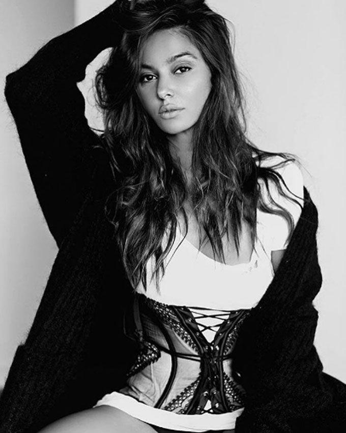 Shibani Dandekar Hot Bikini Photos are to Hot too Handle!