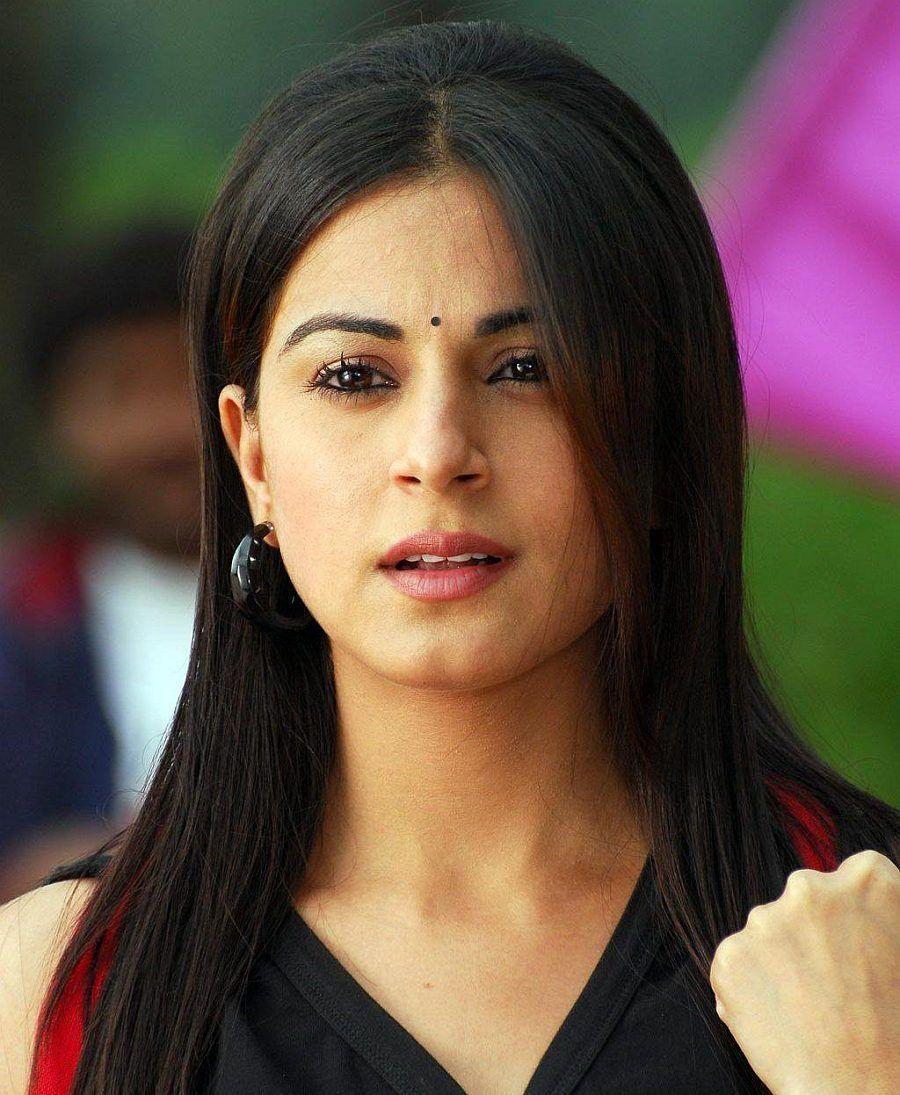 Shraddha Arya Photos See Her Beautiful Images & Hot Pics