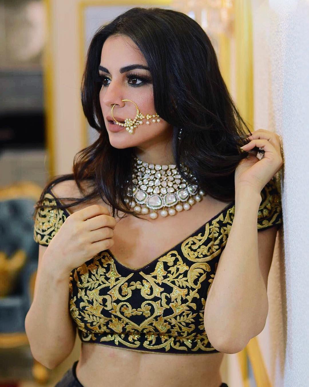 Shraddha Arya Photos See Her Beautiful Images & Hot Pics