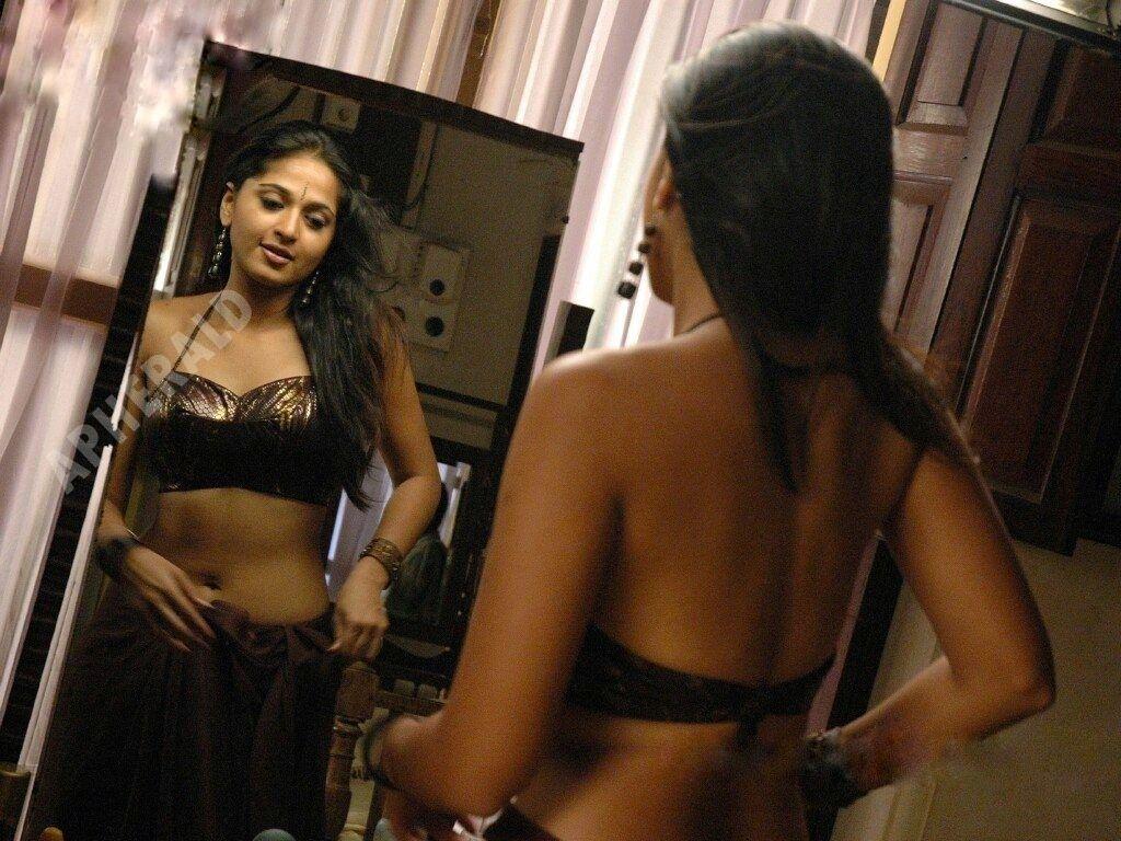 Sizzling Spicy Hot photos of Anushka Shetty draping a Saree