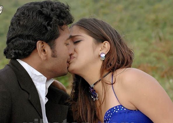 Actress Romantic Lip Lock Images