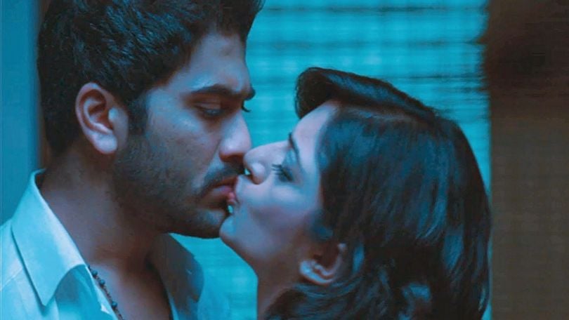 Actress Romantic Lip Lock Images