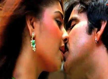 Actress Romantic Lip Lock Images