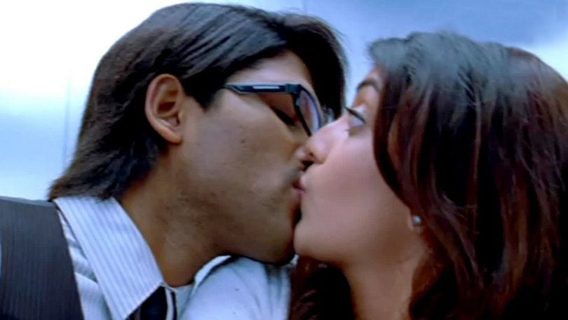 Actress Romantic Lip Lock Images