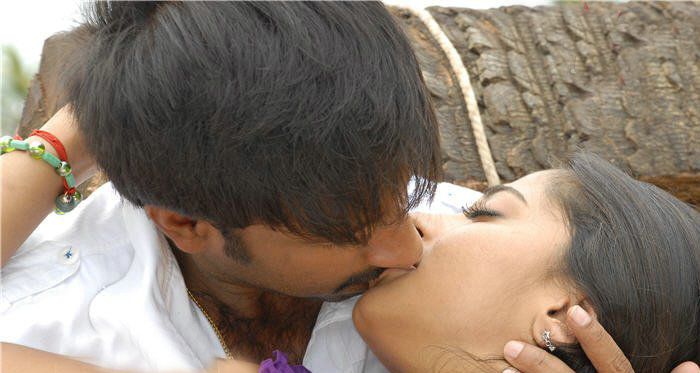 Actress Romantic Lip Lock Images