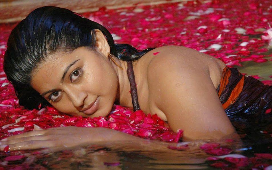 954px x 598px - Actress Sneha Spicy Images