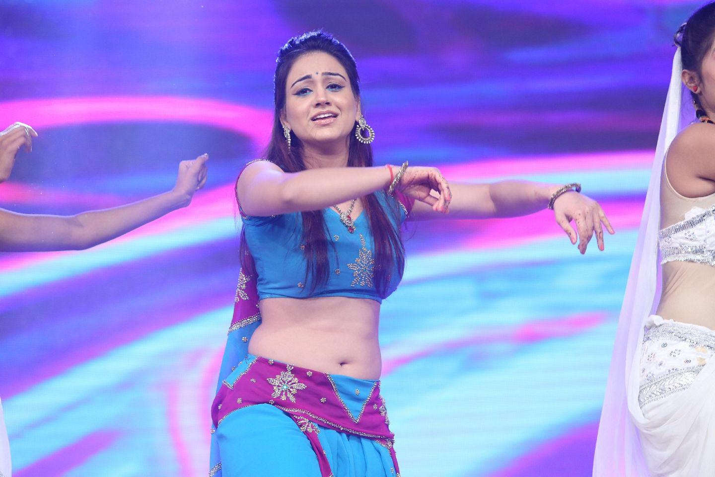 Aksha Pardasany Sexy Navel Pics