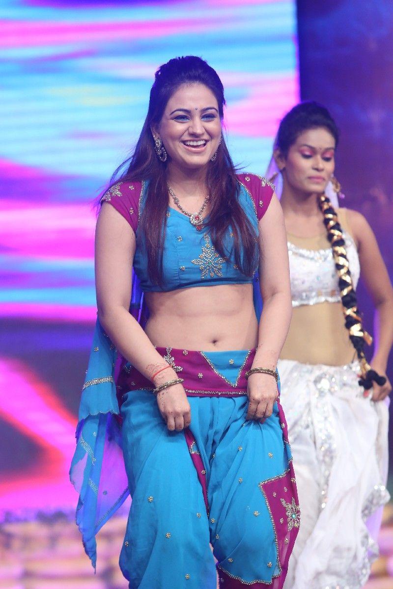 Aksha Pardasany Sexy Navel Pics