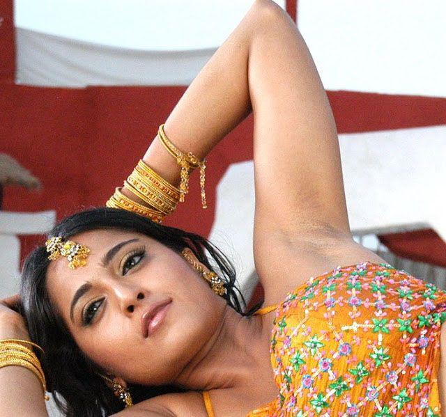 Anushka Shetty Hot Navel in Saree