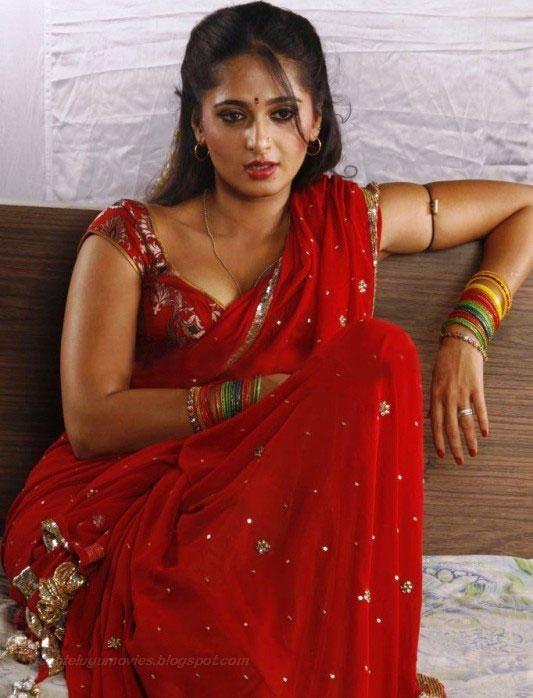 Anushka Shetty Hot Saree Pictures