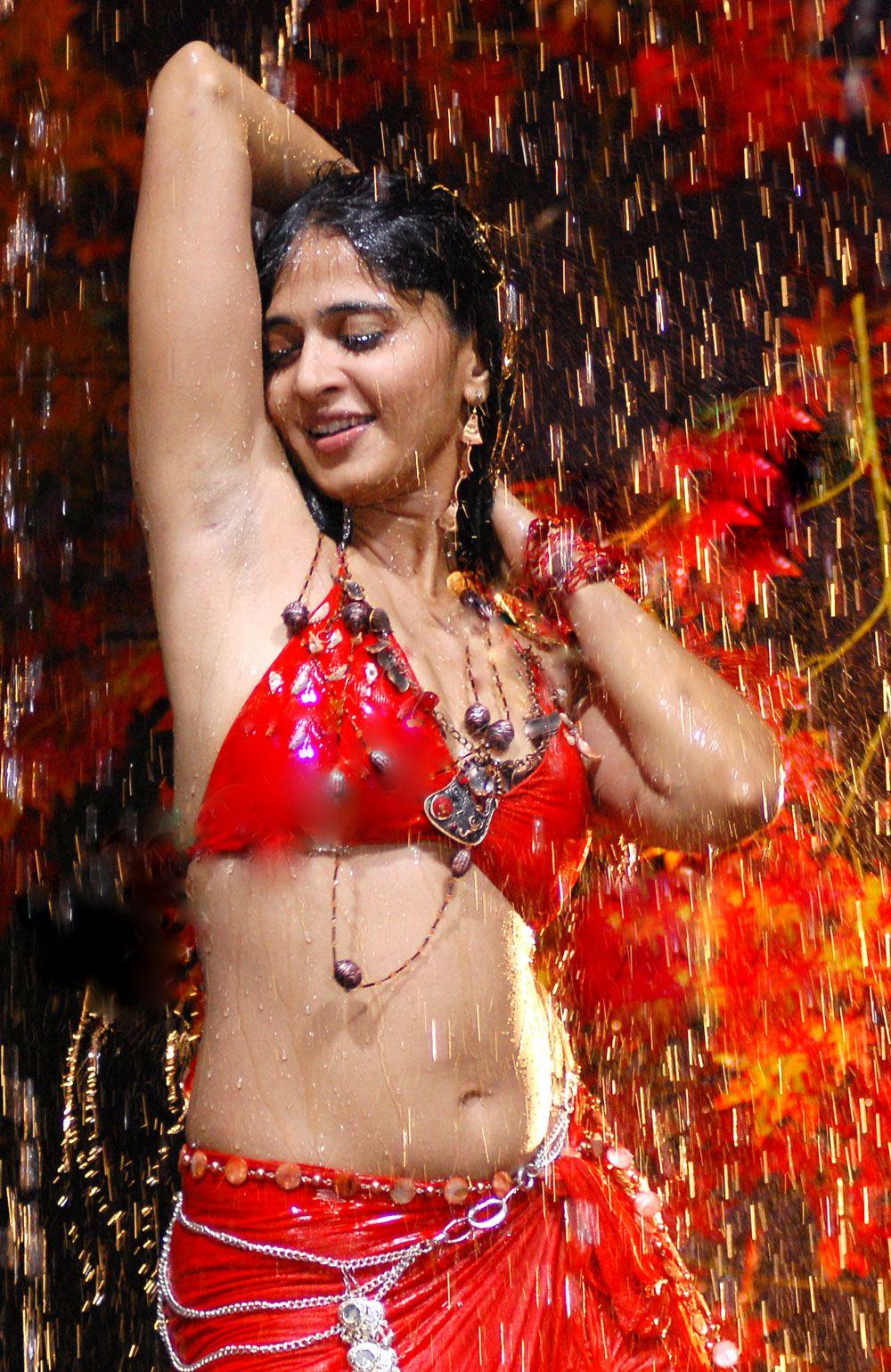 Anushka Shetty Hot Saree Pictures