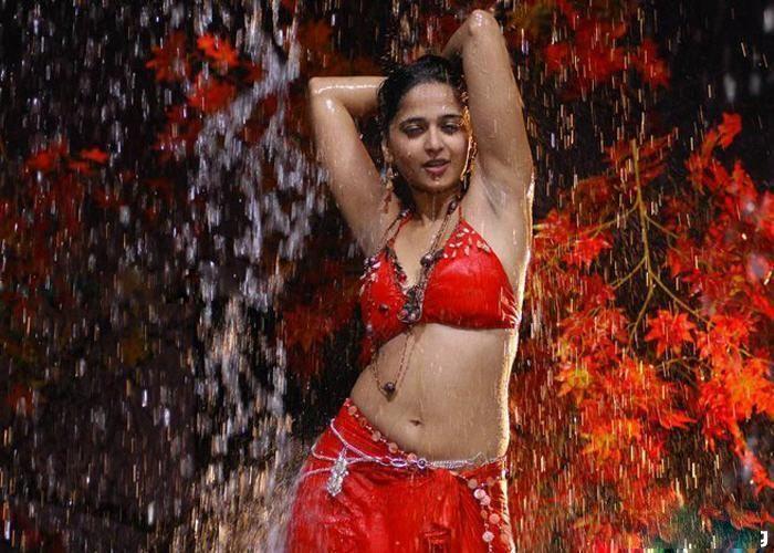 Anushka Shetty Hot Saree Pictures