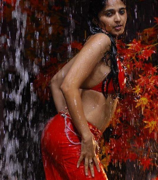 Alankrita Dogra hot deep cleavage show