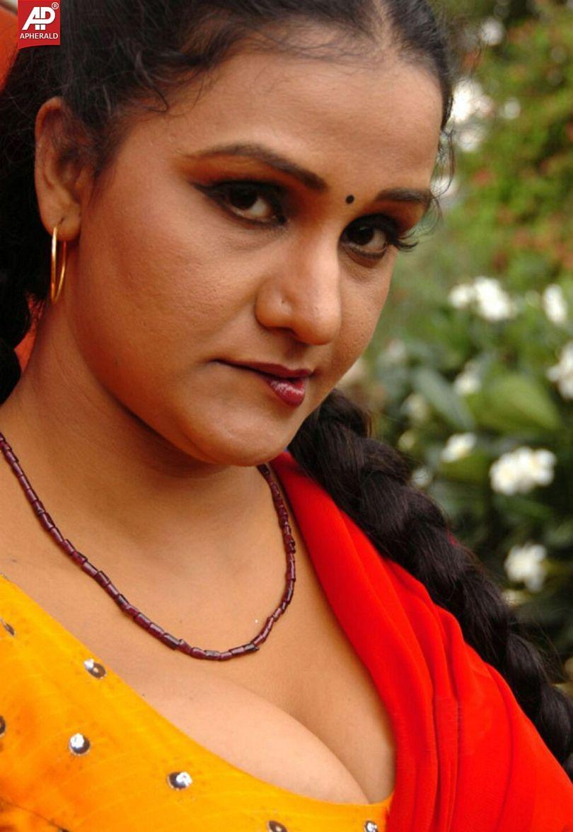 Apoorva Hot Saree Pics