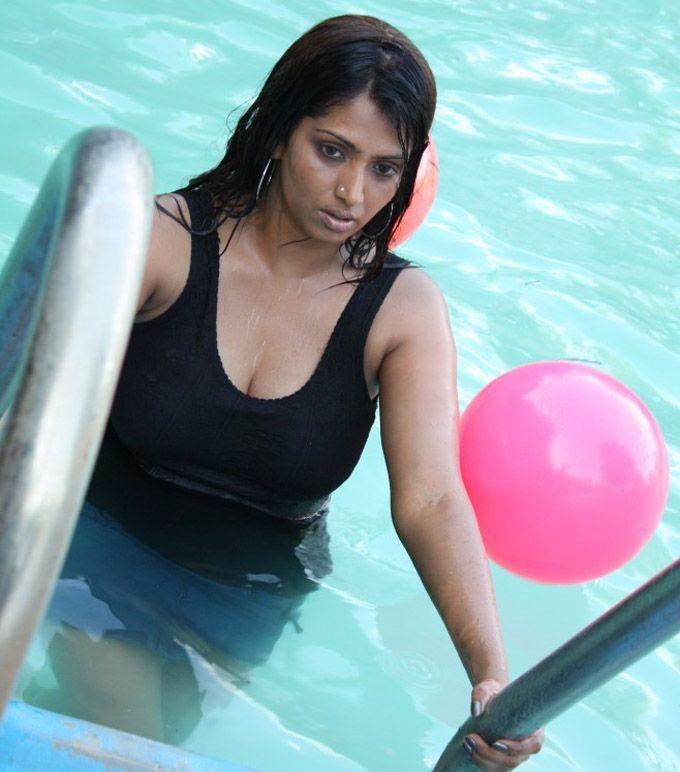 Bhuvaneshwari Hot New Pics