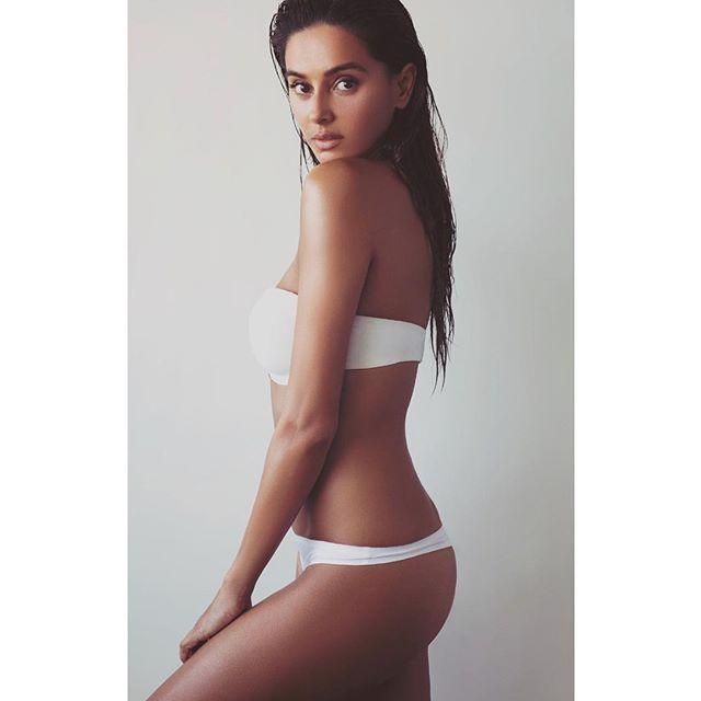 640px x 640px - Bold Shibani Dandekar goes Topless in latest Photoshoot Bikini Stills