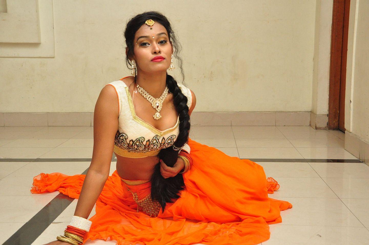 Dancer Nisha Sexy Photos