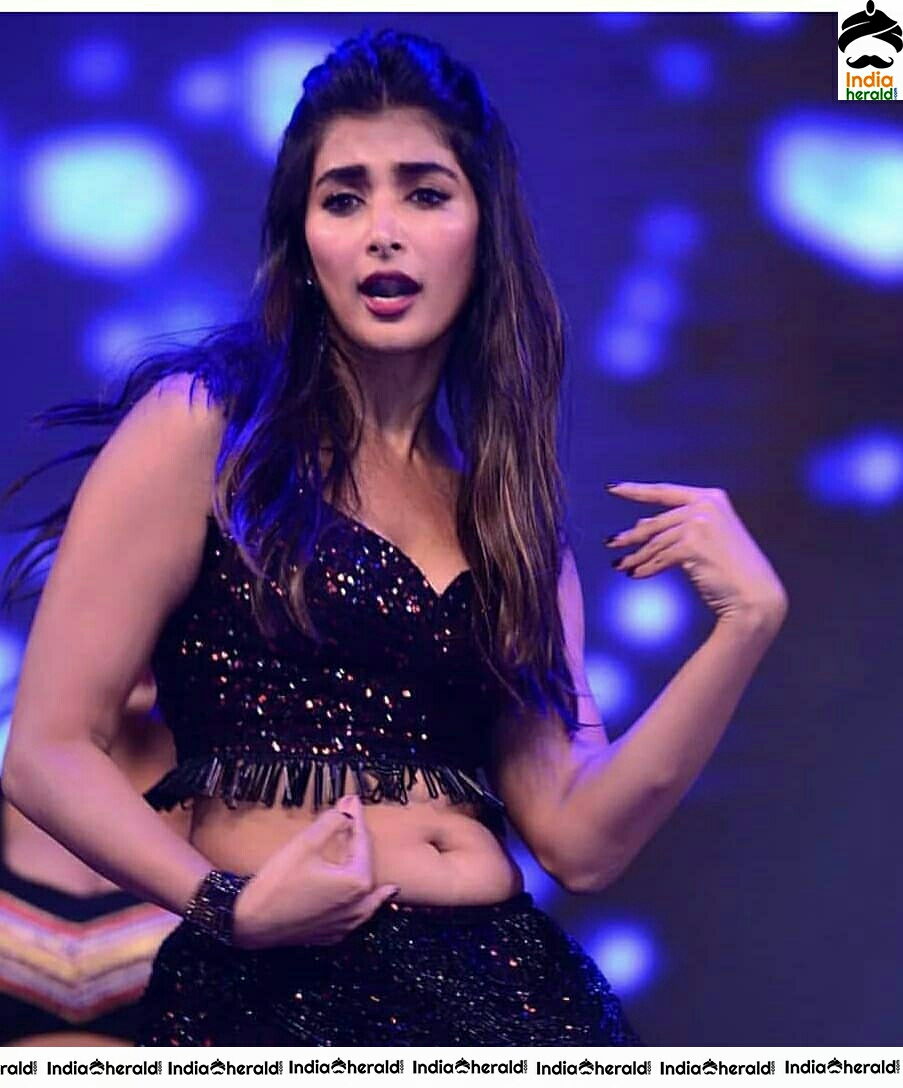 Pooja Hegde Shows Her Hot Sexy Cleavage And Navel In Dance 4796