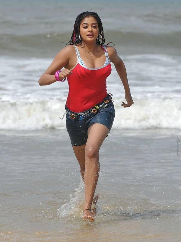 Priyamani Beatch Hot Pictures