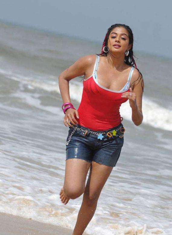 Priyamani Beatch Hot Pictures