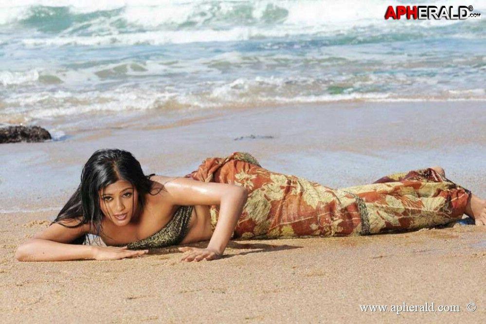 Priyamani Beatch Hot Pictures