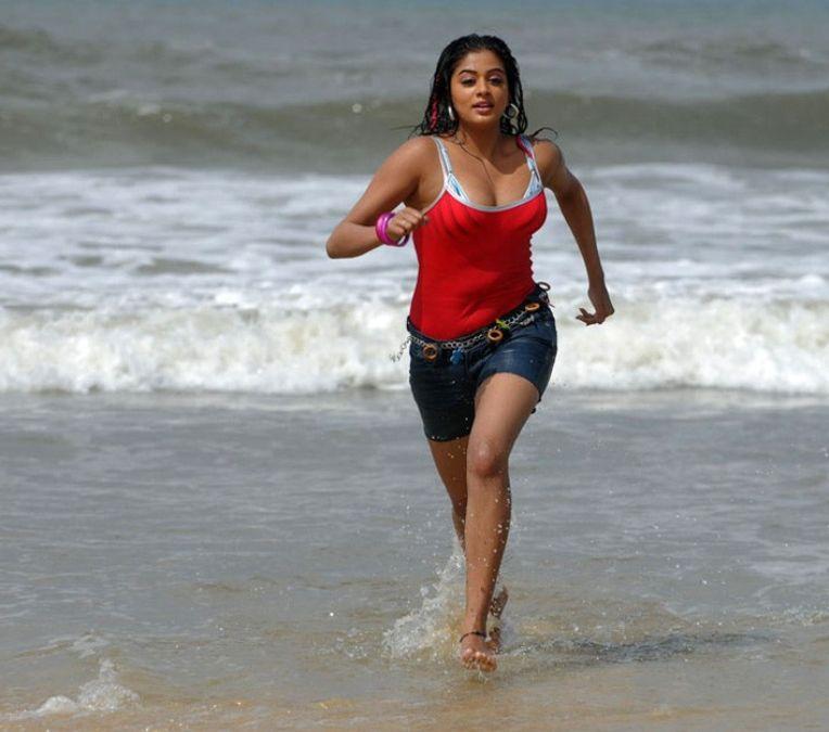 Priyamani Beatch Hot Pictures