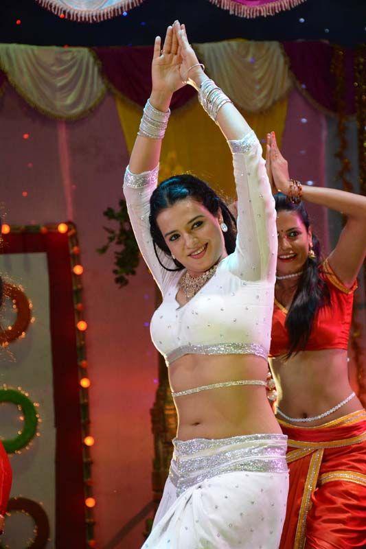 Saloni Sexy Hot Navel Pics