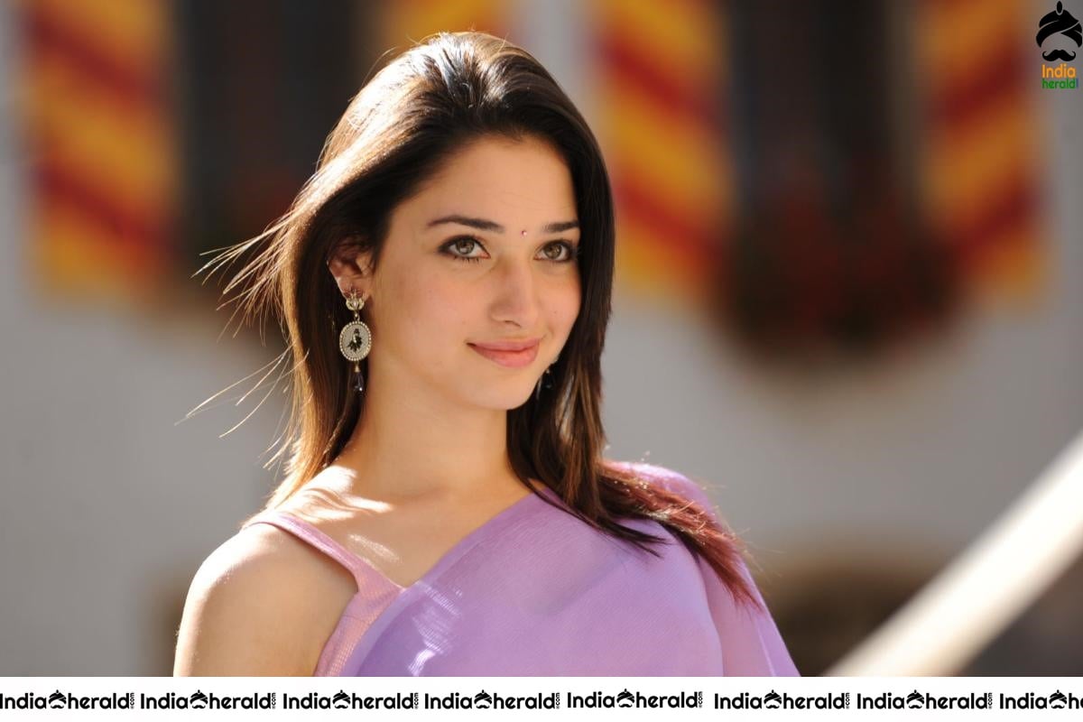 Tamanna Hot in Sleeveless Blouse and Light Colored Saree Se