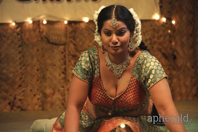 Tamil Hot Navel Actress Photos