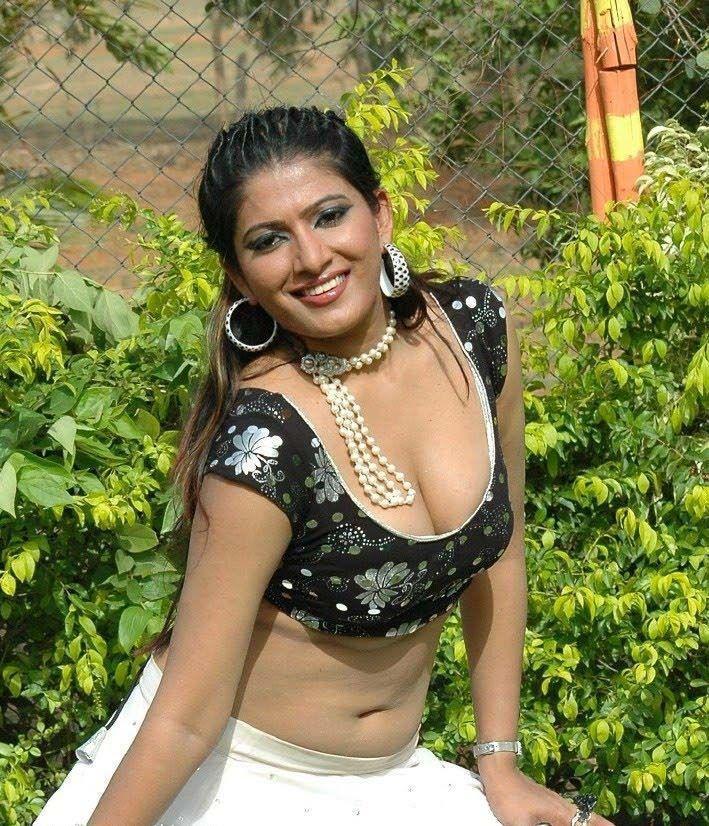 Taslima Sheik Hot Boobs Cleavages Pics