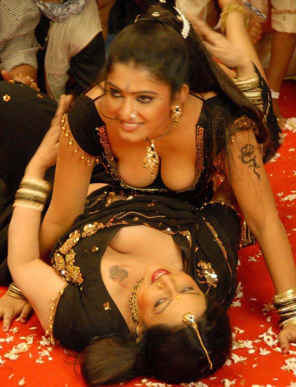 Taslima Sheik Hot Boobs Cleavages Pics