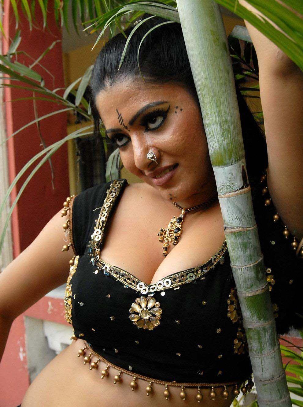 Taslima Sheik Hot Boobs Cleavages Pics