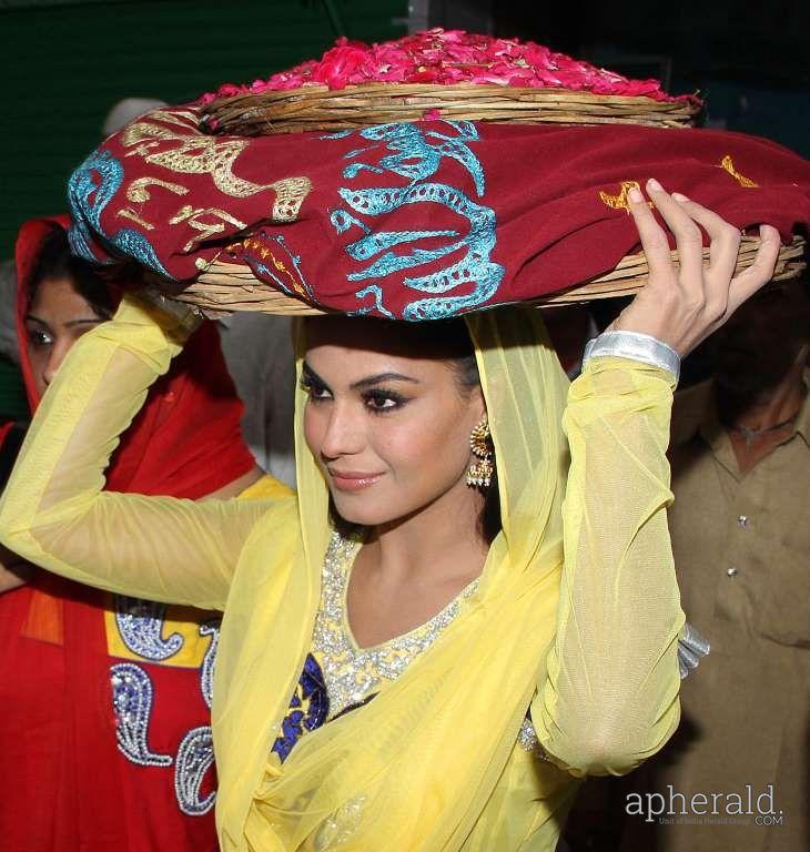 Veena Malik Cute Hot Pics