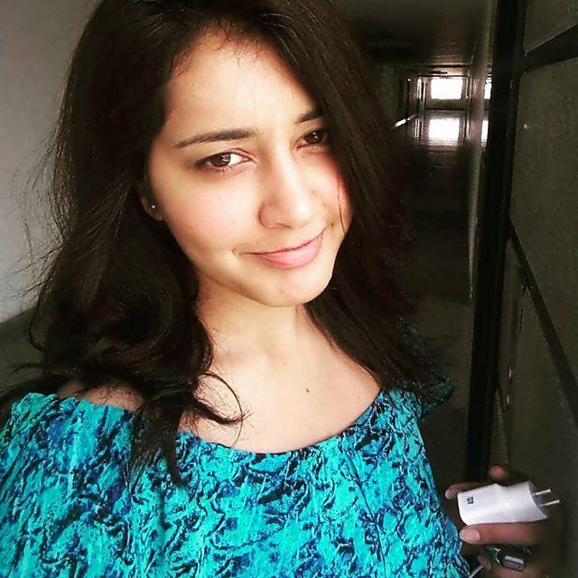 Actress Rashi Khanna Rare & Unseen Photos Collections!