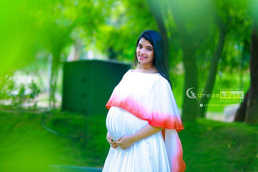 Anchor Shyamala Maternity Shoot Photos