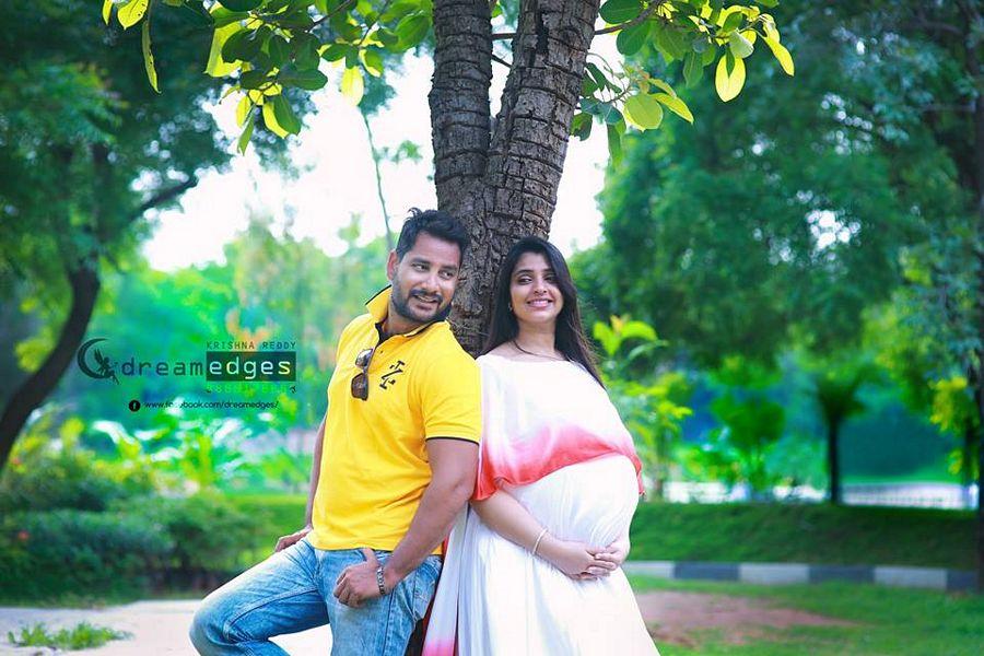 Anchor Shyamala Maternity Shoot Photos