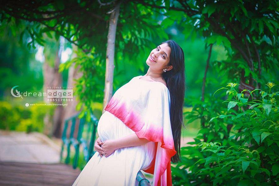 Anchor Shyamala Maternity Shoot Photos