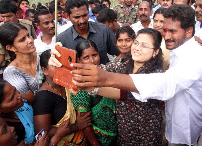 Jagan Praja Sankalpa Yatra Day 29 Photos