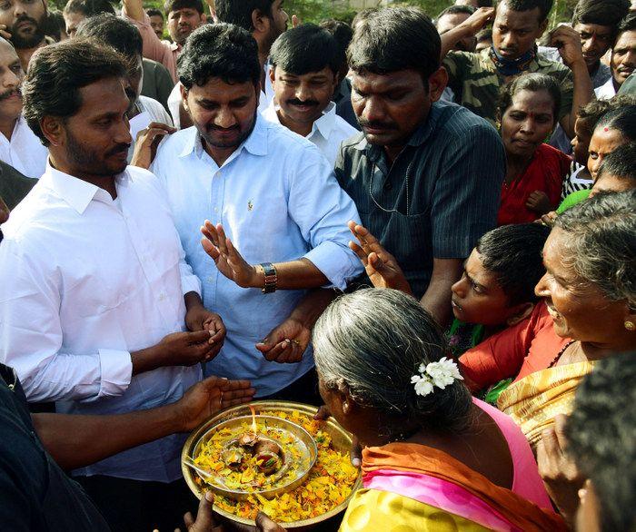 Jagan Praja Sankalpa Yatra Day 29 Photos